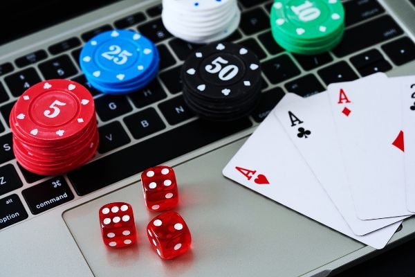 Pengguna memegang smartphone dengan tampilan situs hiburan sports dan casino online yang mudah dinavigasi