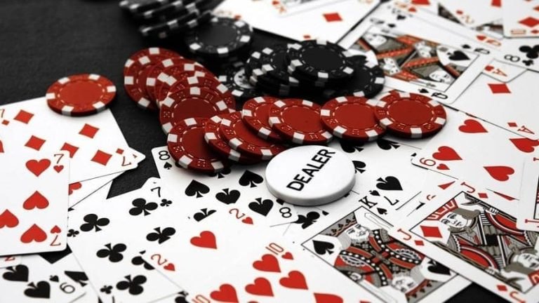 Materi edukatif tentang responsible gaming disampaikan lewat platform digital dengan ilustrasi interaktif